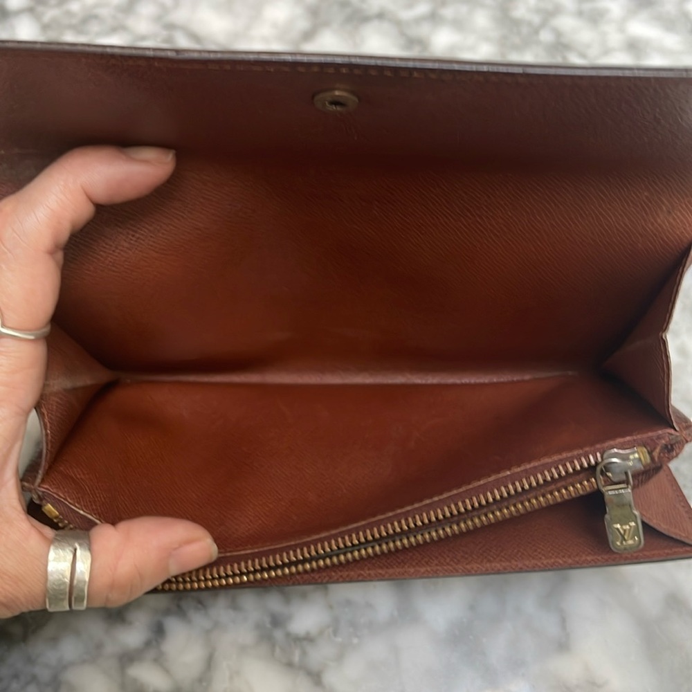 💯 Louis Vuitton VINTAGE monogram Sarah Portfolio bifold wallet! - Picture 4 of 15